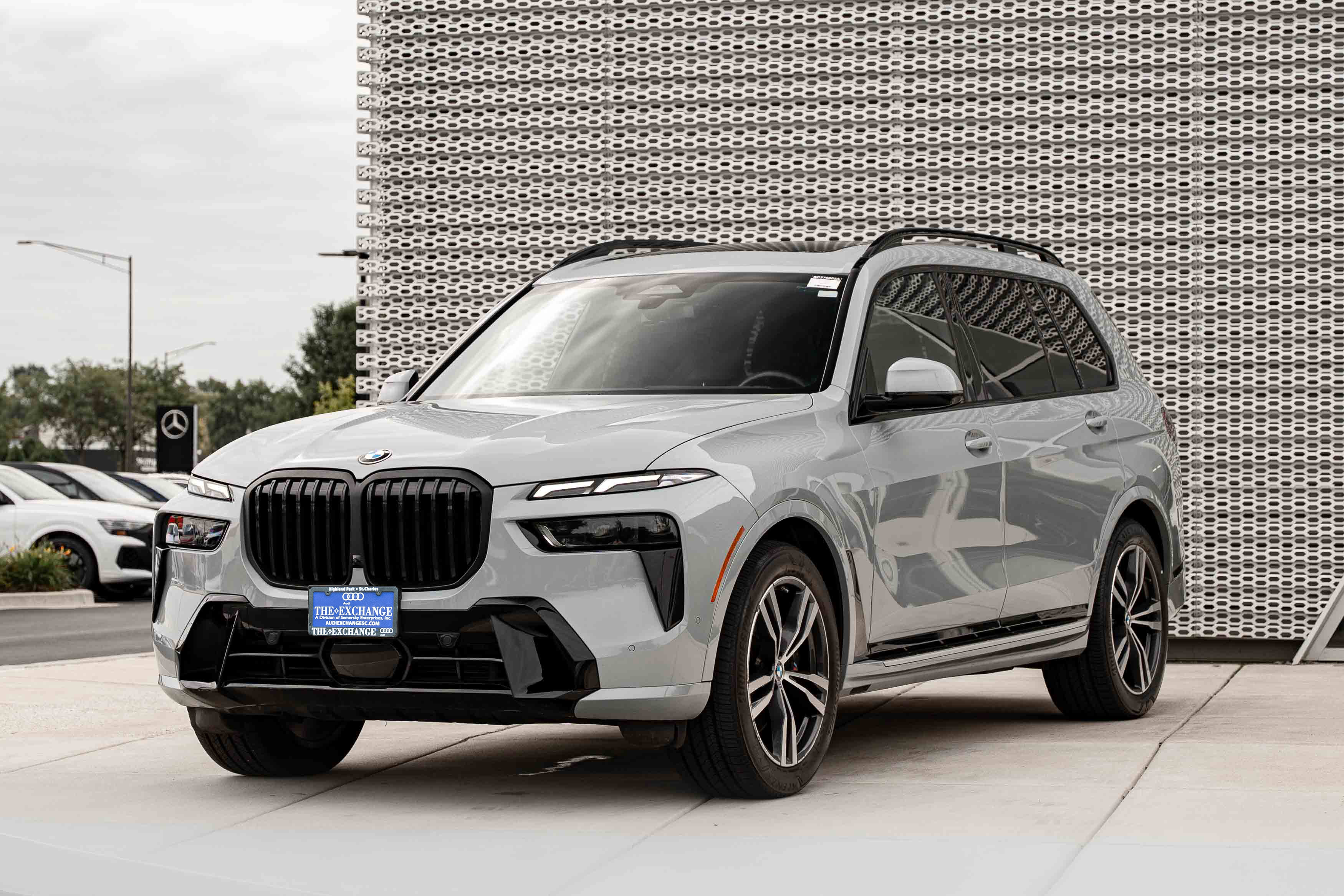 Used 2023 BMW X7 xDrive40i w/ M Sport Package AWD/4WD image 7