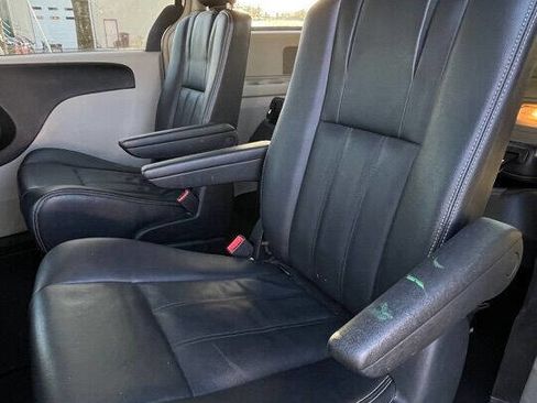 Used 2014 Chrysler Town & Country Touring image 8