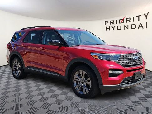 Used 2022 Ford Explorer XLT w/ Equipment Group 202A AWD/4WD image 3