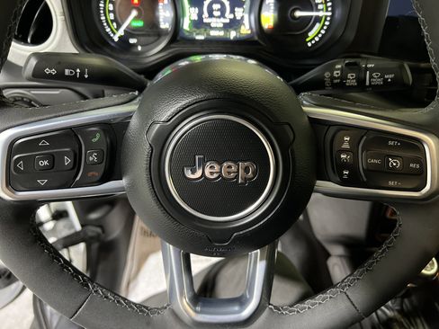Used 2025 Jeep Wrangler Unlimited Sahara AWD/4WD image 22