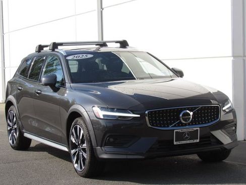 Used 2025 Volvo V60 B5 Cross Country Ultra w/ Protection Package Premier AWD/4WD image 2