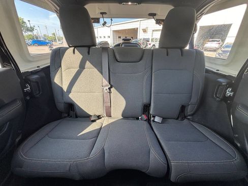 Used 2025 Jeep Wrangler Unlimited Sahara AWD/4WD image 38