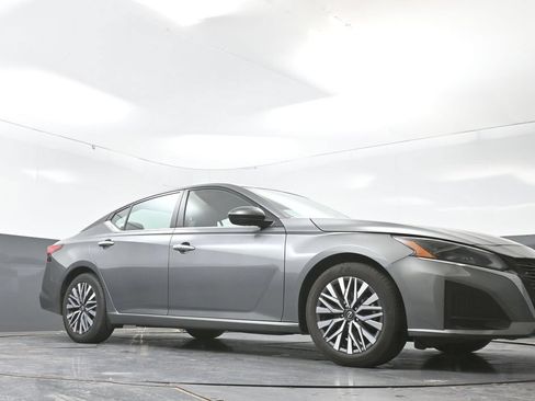 Used 2024 Nissan Altima 2.5 SV FWD image 25