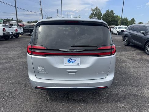 Used 2022 Chrysler Pacifica Limited FWD image 3