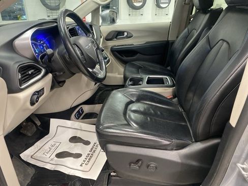 Used 2021 Chrysler Pacifica Touring-L image 28