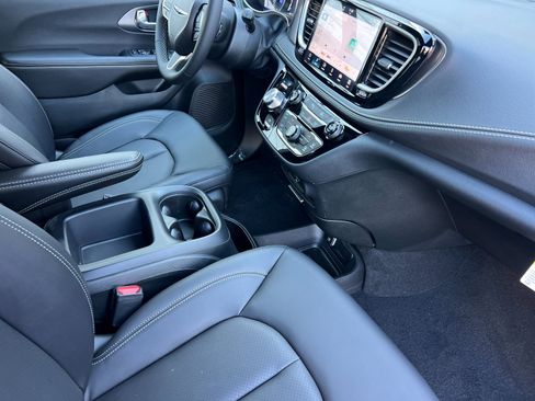 New 2026 Chrysler Pacifica Select image 17