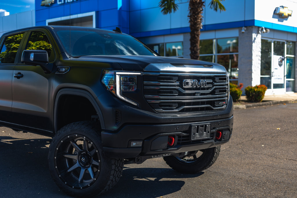 Used 2024 GMC Sierra 1500 AT4 w/ Technology Package AWD/4WD image 3
