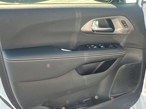 New 2026 Chrysler Pacifica Select image 13