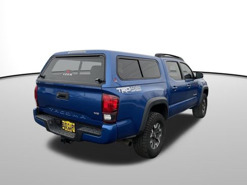 Certified 2018 Toyota Tacoma TRD Off-Road image 3