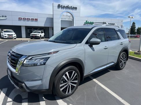 Used 2024 Nissan Pathfinder Platinum w/ Cargo Package FWD image 7