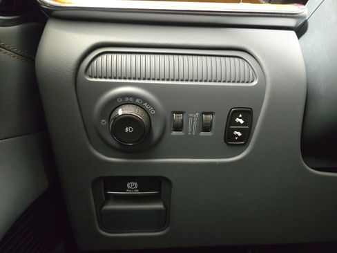 Used 2023 Jeep Grand Wagoneer L Series II w/ Premium Group II image 32