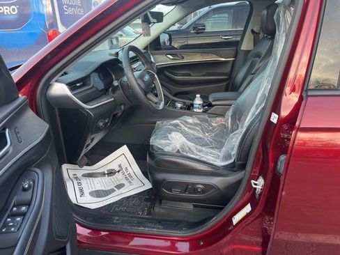 Used 2023 Jeep Grand Cherokee L Limited w/ Luxury Tech Group II image 21