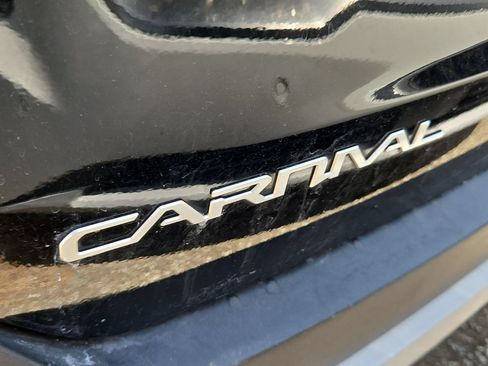Used 2025 Kia Carnival FWD image 7