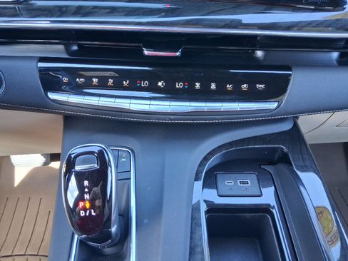Used 2023 Cadillac Escalade Premium Luxury AWD/4WD image 43
