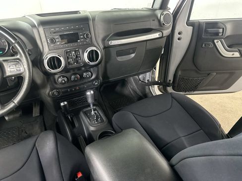 Used 2015 Jeep Wrangler Unlimited Rubicon AWD/4WD image 18
