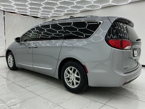 Used 2020 Chrysler Pacifica Touring-L FWD image 12