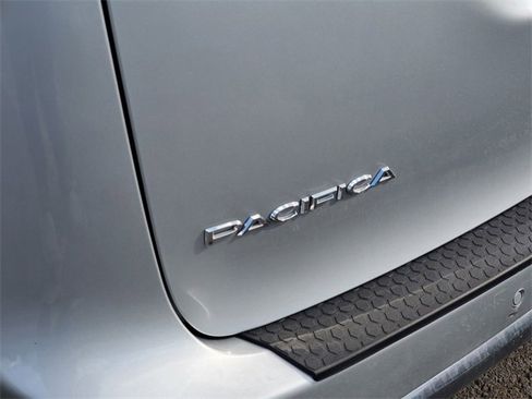 Used 2024 Chrysler Pacifica Touring-L image 4