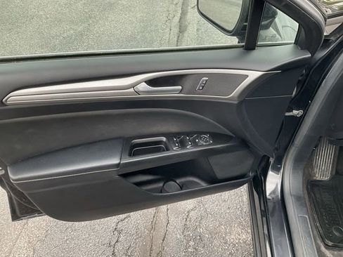 Used 2017 Ford Fusion SE w/ Fusion SE Technology Package FWD image 24