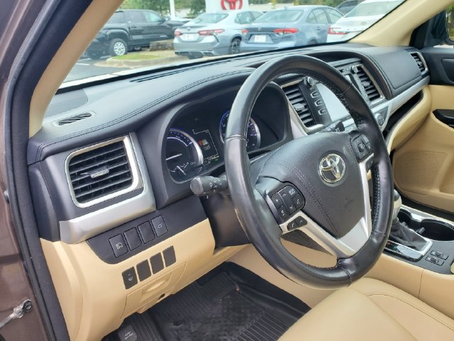 Used 2017 Toyota Highlander XLE AWD/4WD image 18