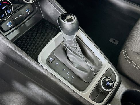 Used 2025 Hyundai Venue SEL FWD image 24