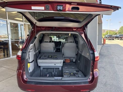 Used 2016 Toyota Sienna XLE Premium FWD image 6