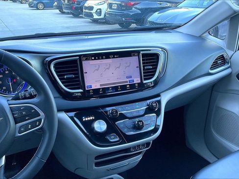 Used 2023 Chrysler Pacifica Touring-L image 6