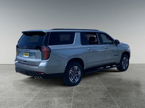 Used 2025 Chevrolet Suburban Z71 AWD/4WD image 5