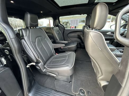 Used 2025 Chrysler Pacifica Limited image 24