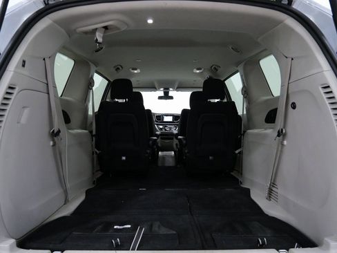 Used 2022 Chrysler Voyager LX image 29