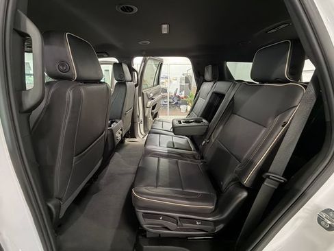 Used 2024 GMC Yukon SLT RWD image 11
