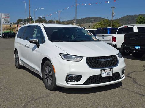 Used 2023 Chrysler Pacifica Limited FWD image 11