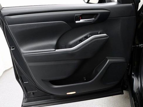 Used 2023 Toyota Highlander XLE image 22