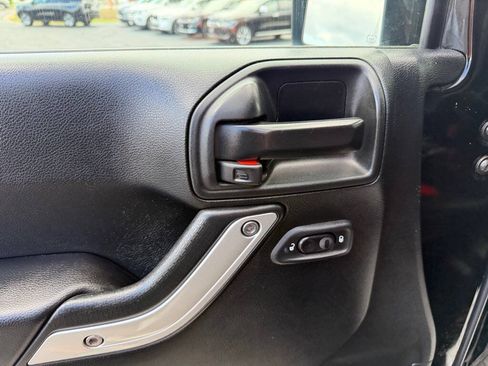 Used 2017 Jeep Wrangler Unlimited Sahara AWD/4WD image 12