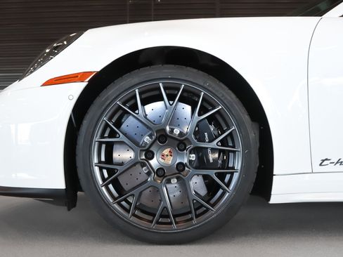 Used 2025 Porsche 911 Carrera 4 GTS image 12