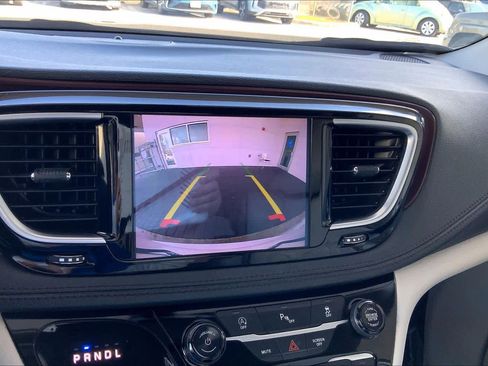 Used 2019 Chrysler Pacifica Limited image 29