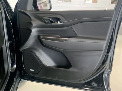 Used 2023 GMC Acadia SLT image 25