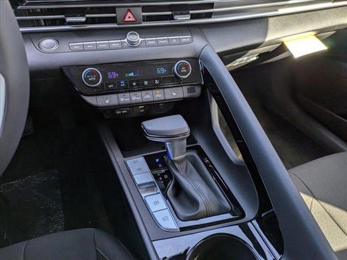 New 2025 Hyundai Elantra SEL image 14