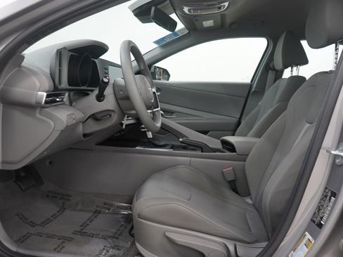 Used 2023 Hyundai Elantra SE image 17