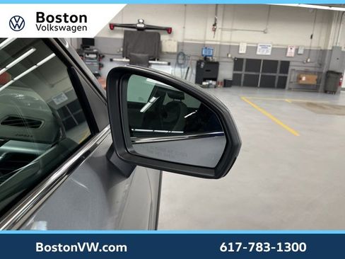 Used 2025 Volkswagen Taos SE w/ Panoramic Sunroof Package image 7