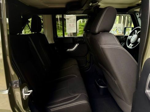Used 2015 Jeep Wrangler Unlimited Sahara w/ Connectivity Group AWD/4WD image 26