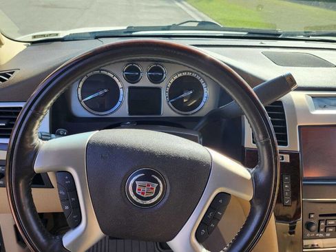 Used 2012 Cadillac Escalade Luxury image 41