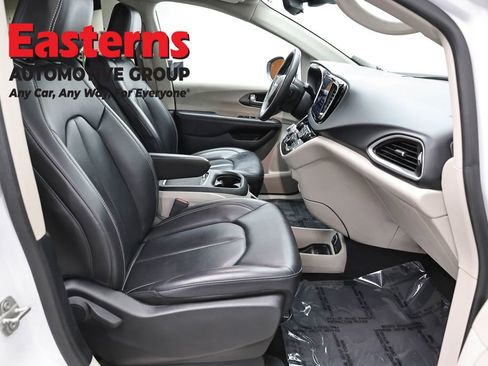 Used 2023 Chrysler Pacifica Touring-L FWD image 23