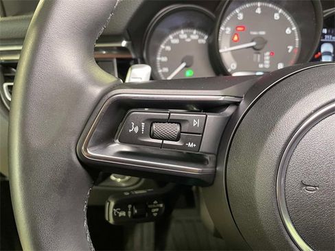 Used 2025 Porsche Macan image 39