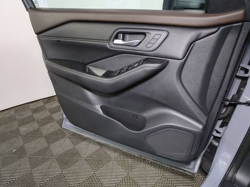 Used 2023 Nissan Rogue SL AWD/4WD image 35