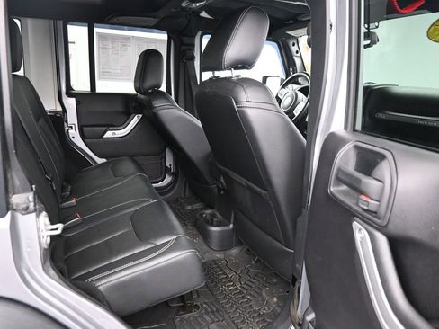Used 2016 Jeep Wrangler Unlimited Rubicon image 12