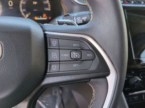 Used 2023 Jeep Grand Cherokee Laredo AWD/4WD image 24