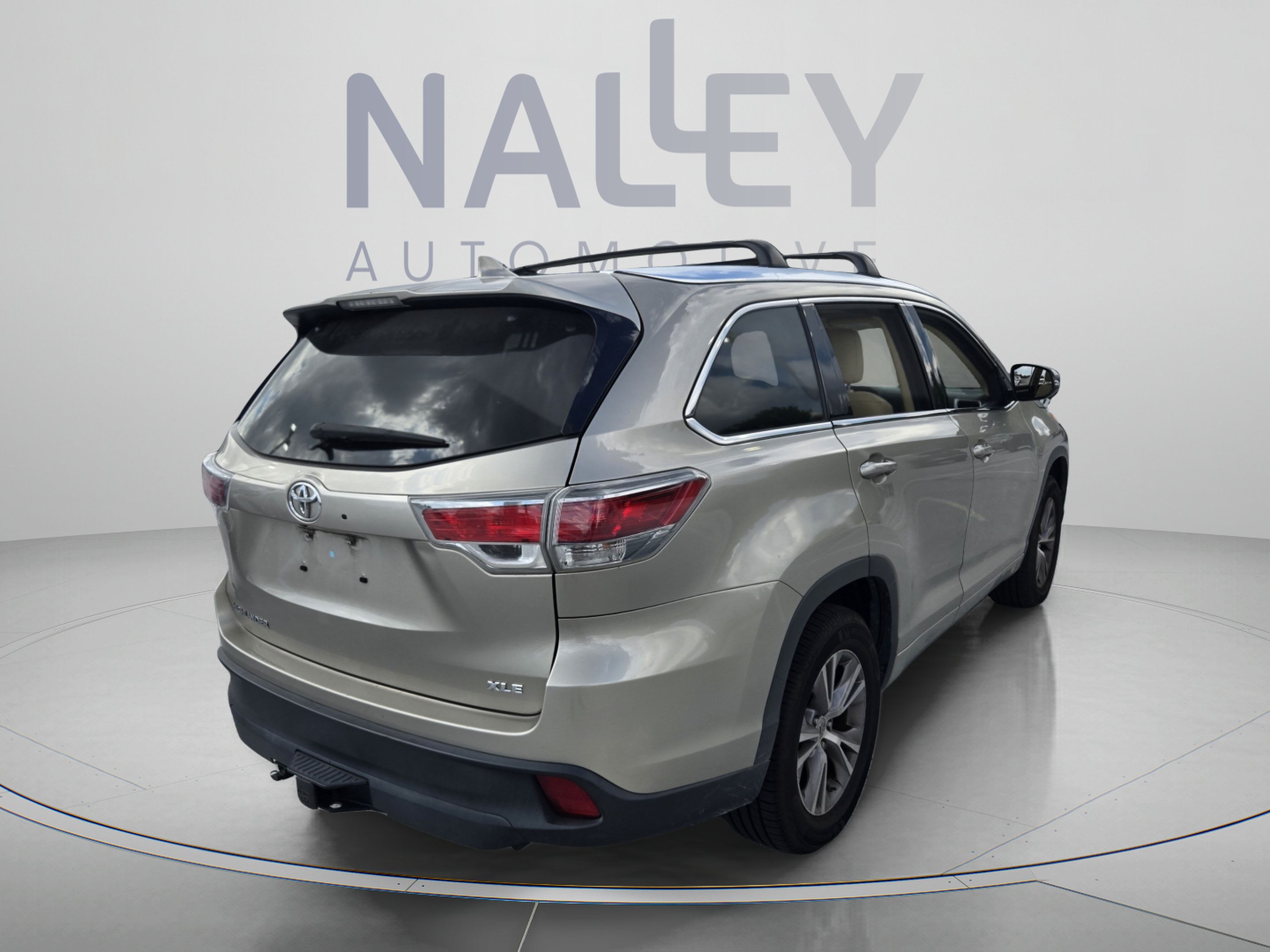 Used 2014 Toyota Highlander XLE FWD image 4