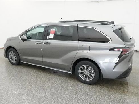 New 2026 Toyota Sienna XLE image 17