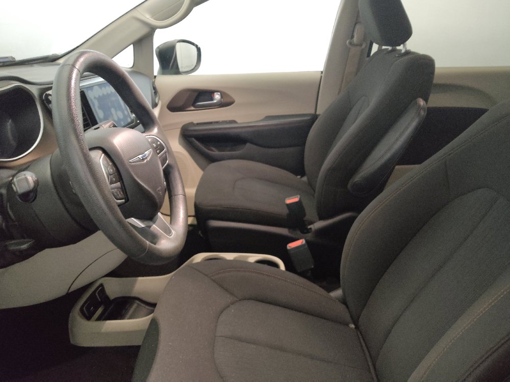 Used 2017 Chrysler Pacifica Touring FWD image 17