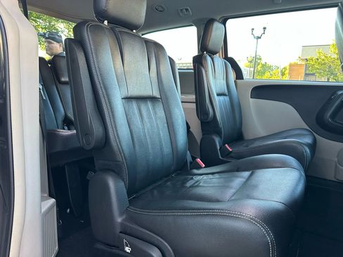 Used 2016 Chrysler Town & Country Touring image 13